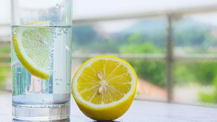 Agua de limón: beneficios y razones para tomarla en ayuno