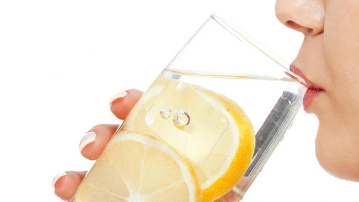5 beneficios de tomar agua tibia con limón en ayunas