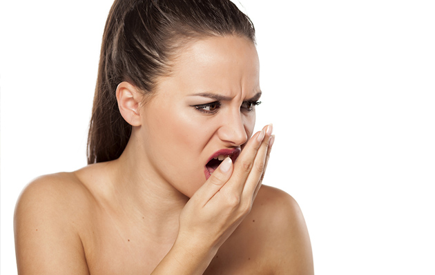 Esta puede ser la razón de tu mal aliento en la garganta y así de sencillo puedes eliminarla.