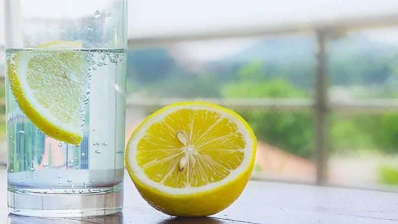 Conoce los beneficios del agua de limón en ayunas, te sorprenderás
